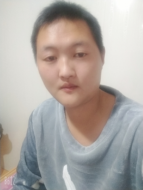 烟圈里透着伤的第二张照片--金华相亲服务中心